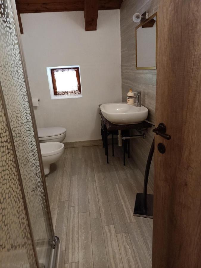 Vite Dipinte 1 Bilocale In Langa Apartman Novello Kültér fotó