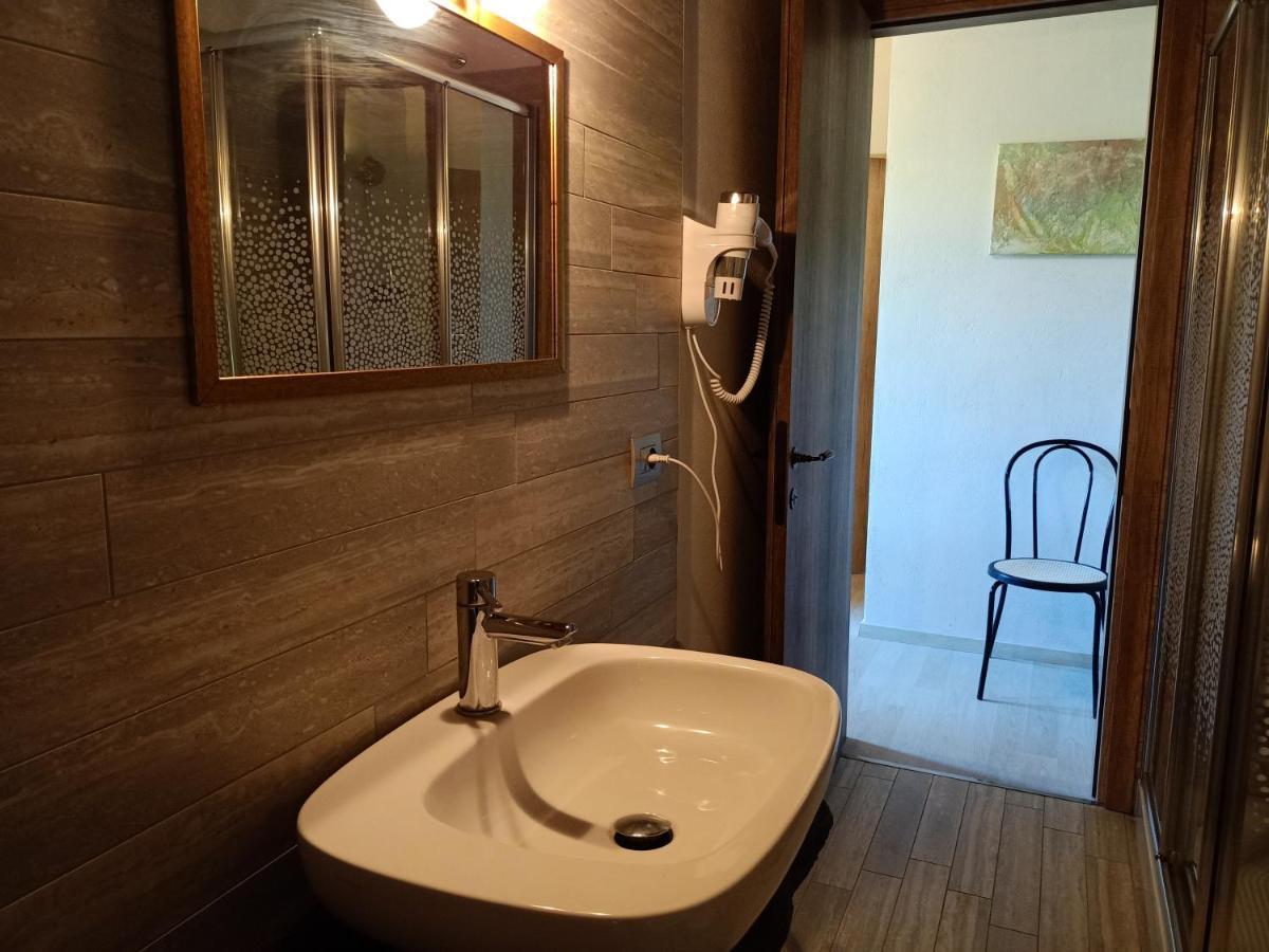 Vite Dipinte 1 Bilocale In Langa Apartman Novello Kültér fotó