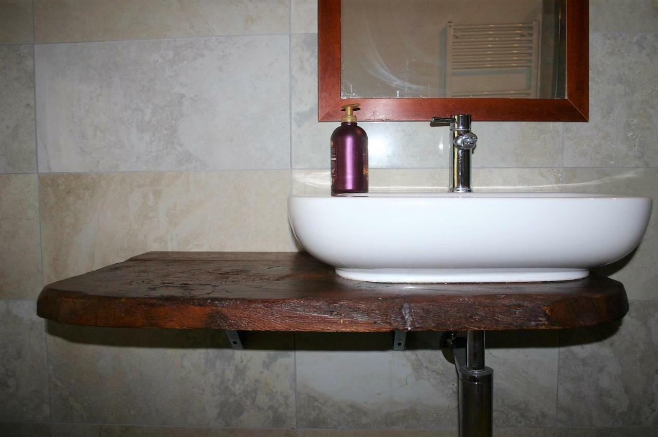 Vite Dipinte 1 Bilocale In Langa Apartman Novello Kültér fotó
